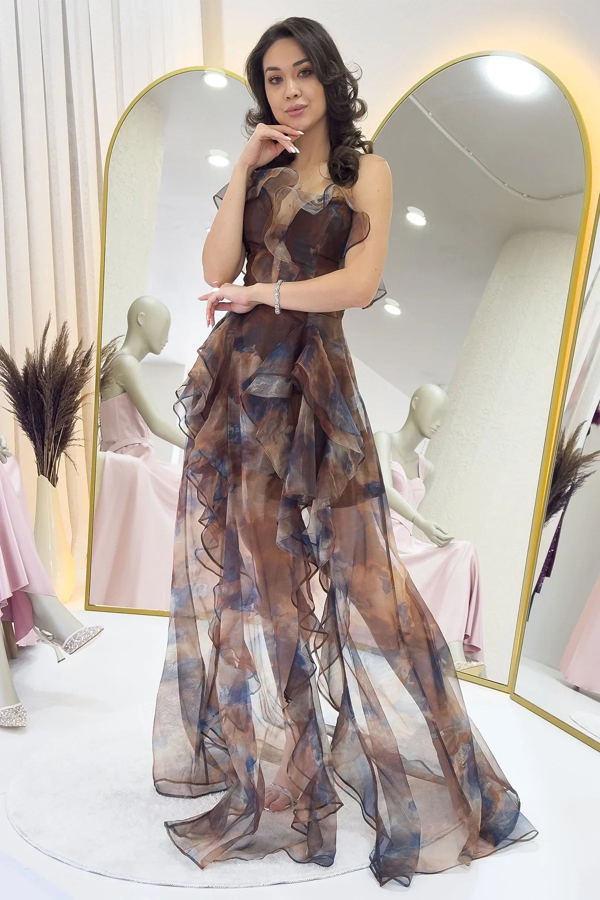 Kadın Kahverengi Batik Desenli Straplez Fırfırlı Abiye Elbise 