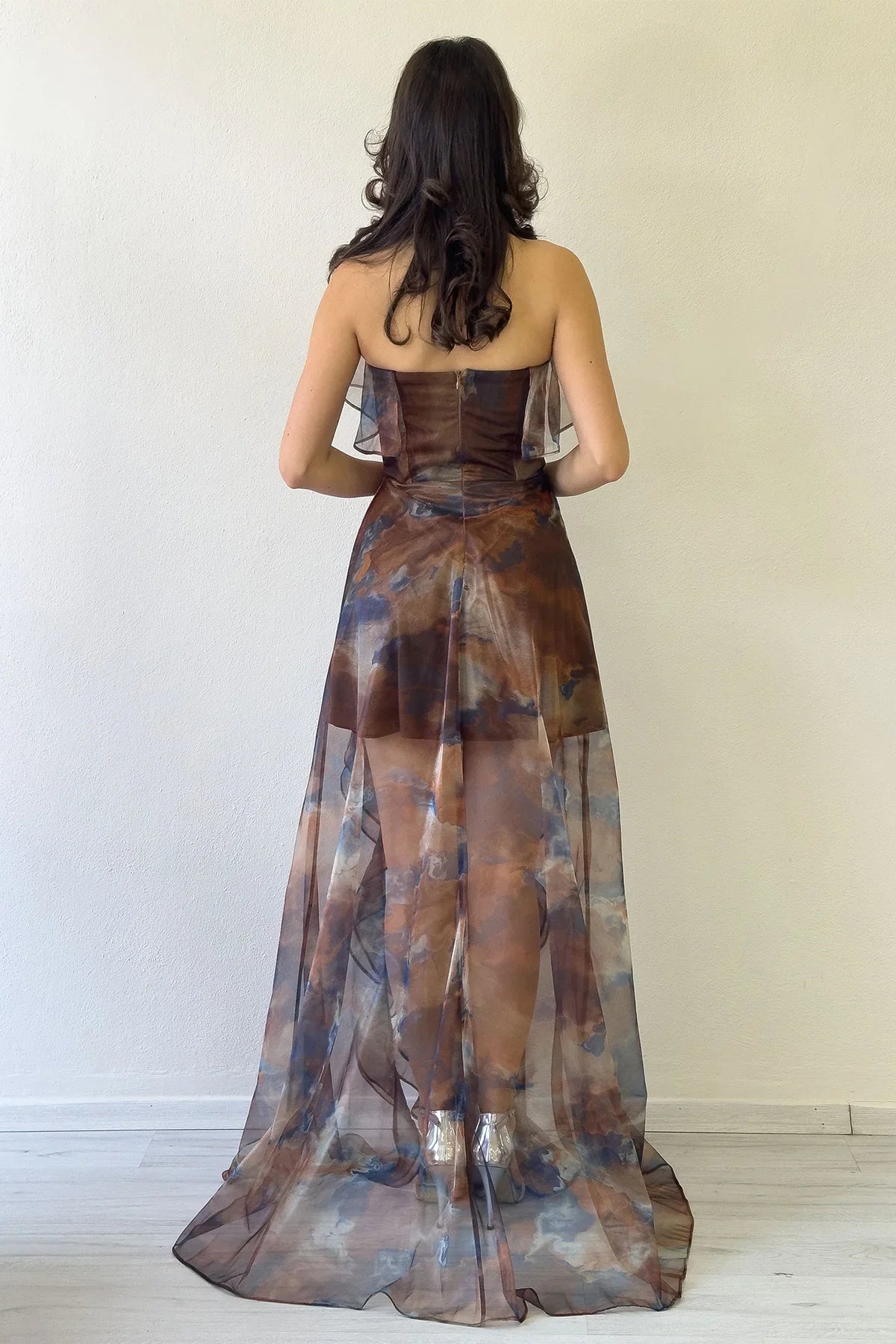 Kadın Kahverengi Batik Desenli Straplez Fırfırlı Abiye Elbise 