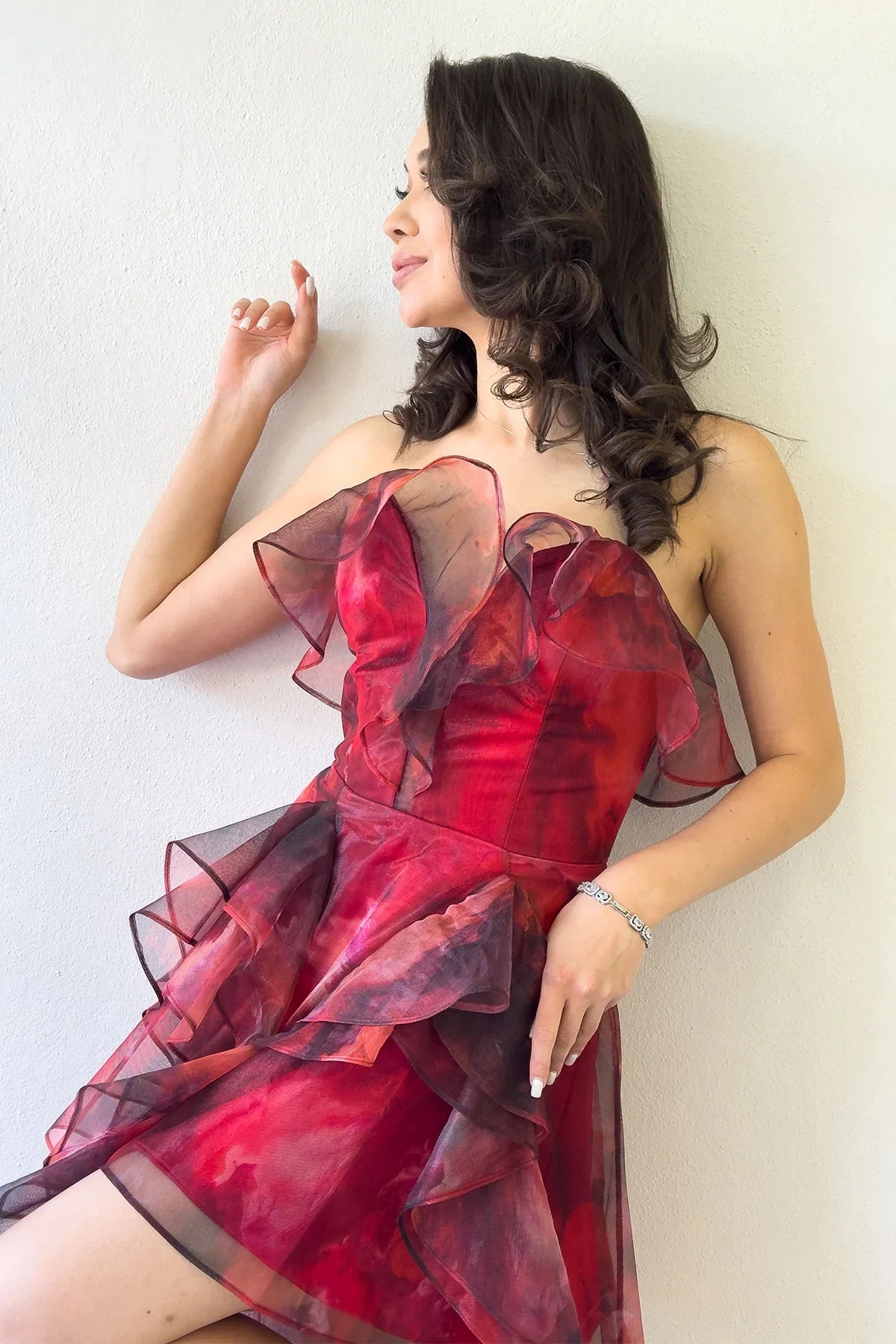 Kadın Kırmızı Batik Desenli Straplez Fırfırlı Abiye Elbise