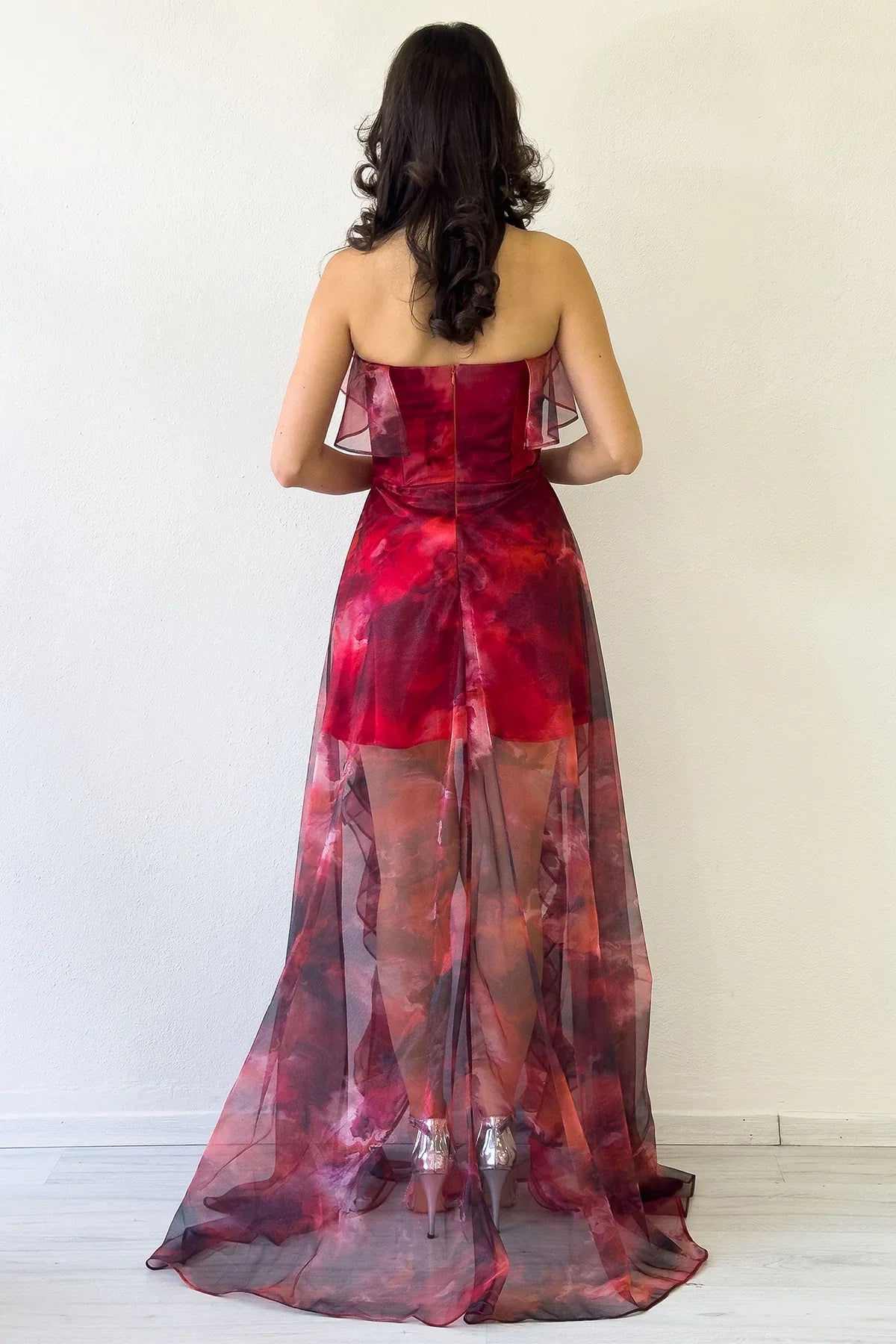 Kadın Kırmızı Batik Desenli Straplez Fırfırlı Abiye Elbise