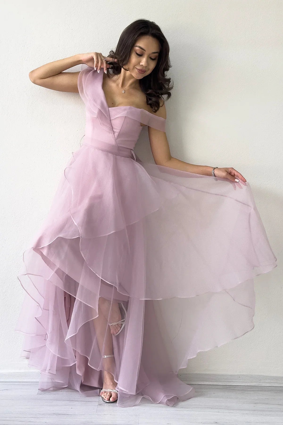 Vestito da sera in tulle con gonna asimmetrica, spalle scoperte