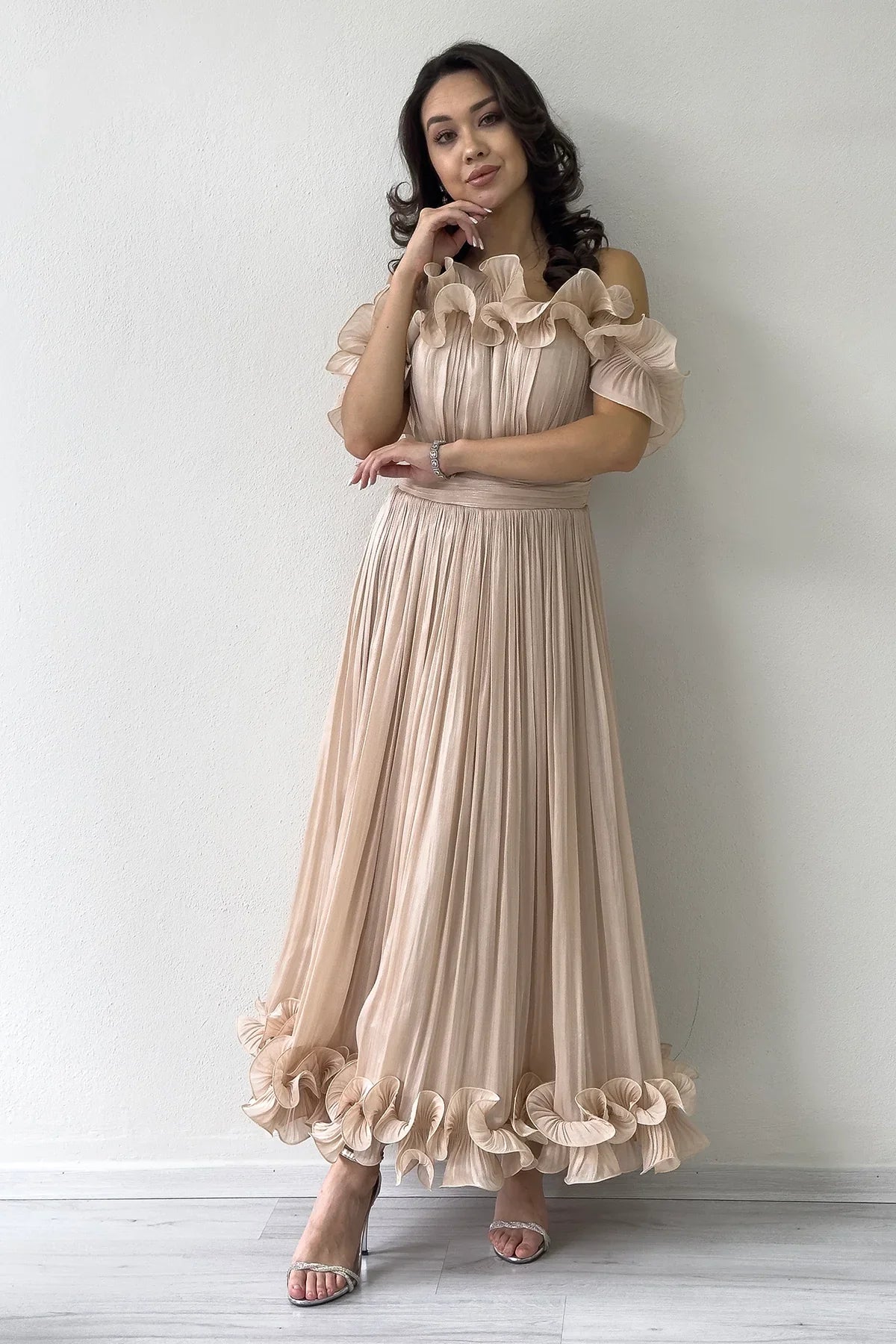 Krem Düşük Omuz Askılı Volan Detaylı Midi Boy Abiye Elbise 