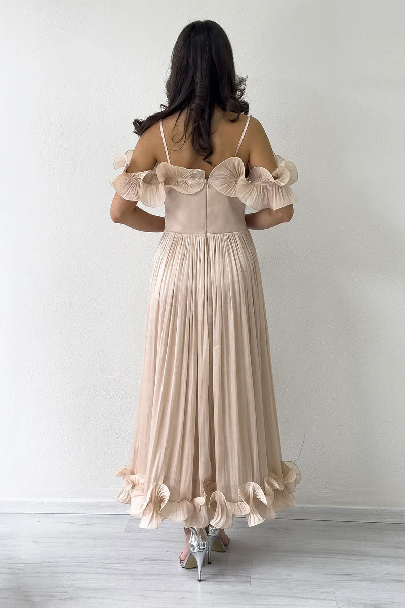 Krem Düşük Omuz Askılı Volan Detaylı Midi Boy Abiye Elbise 