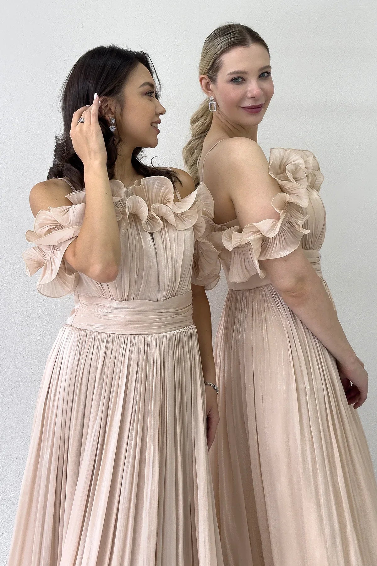 Krem Düşük Omuz Askılı Volan Detaylı Midi Boy Abiye Elbise 