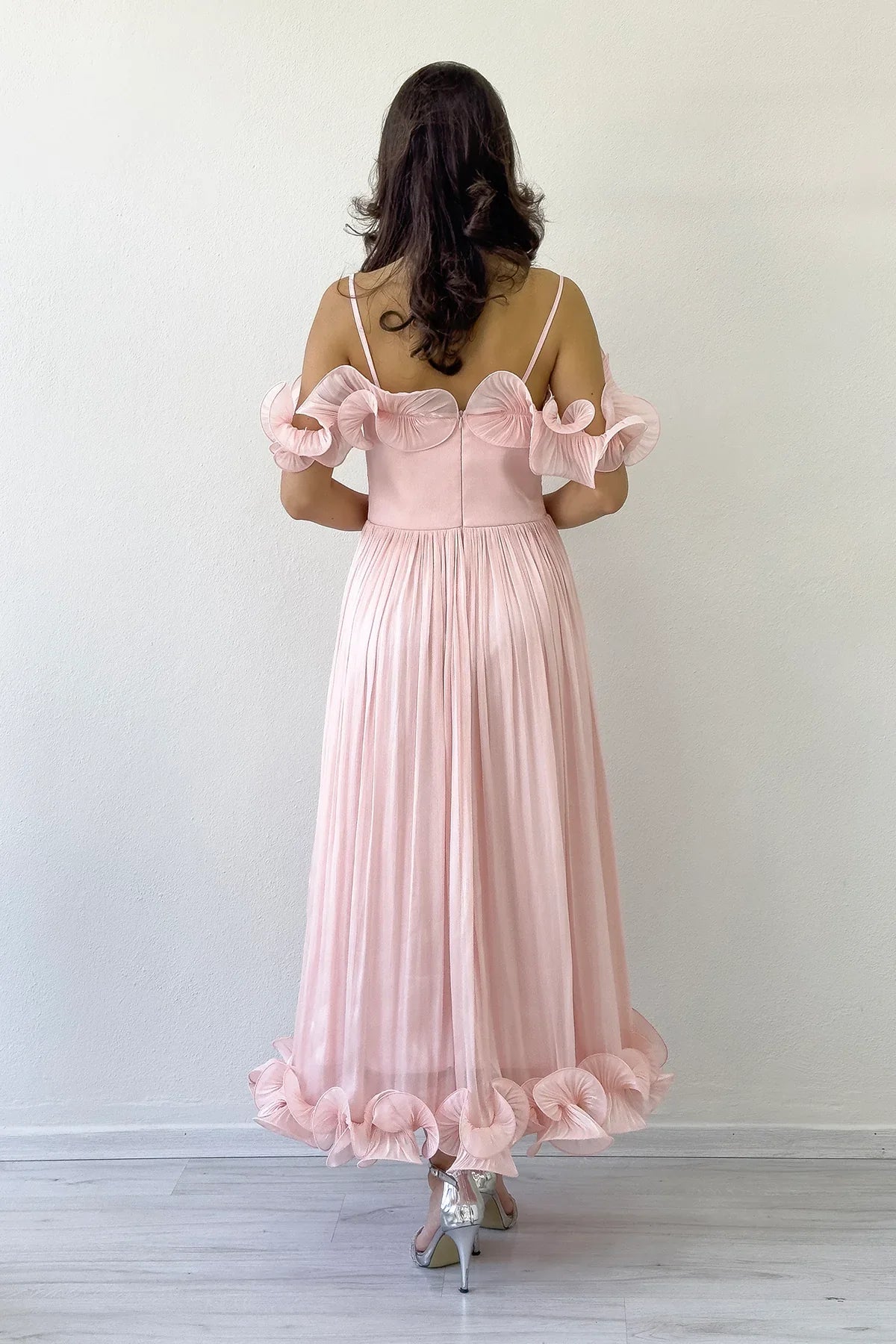 Pudra Düşük Omuz Askılı Volan Detaylı Midi Boy Abiye Elbise 