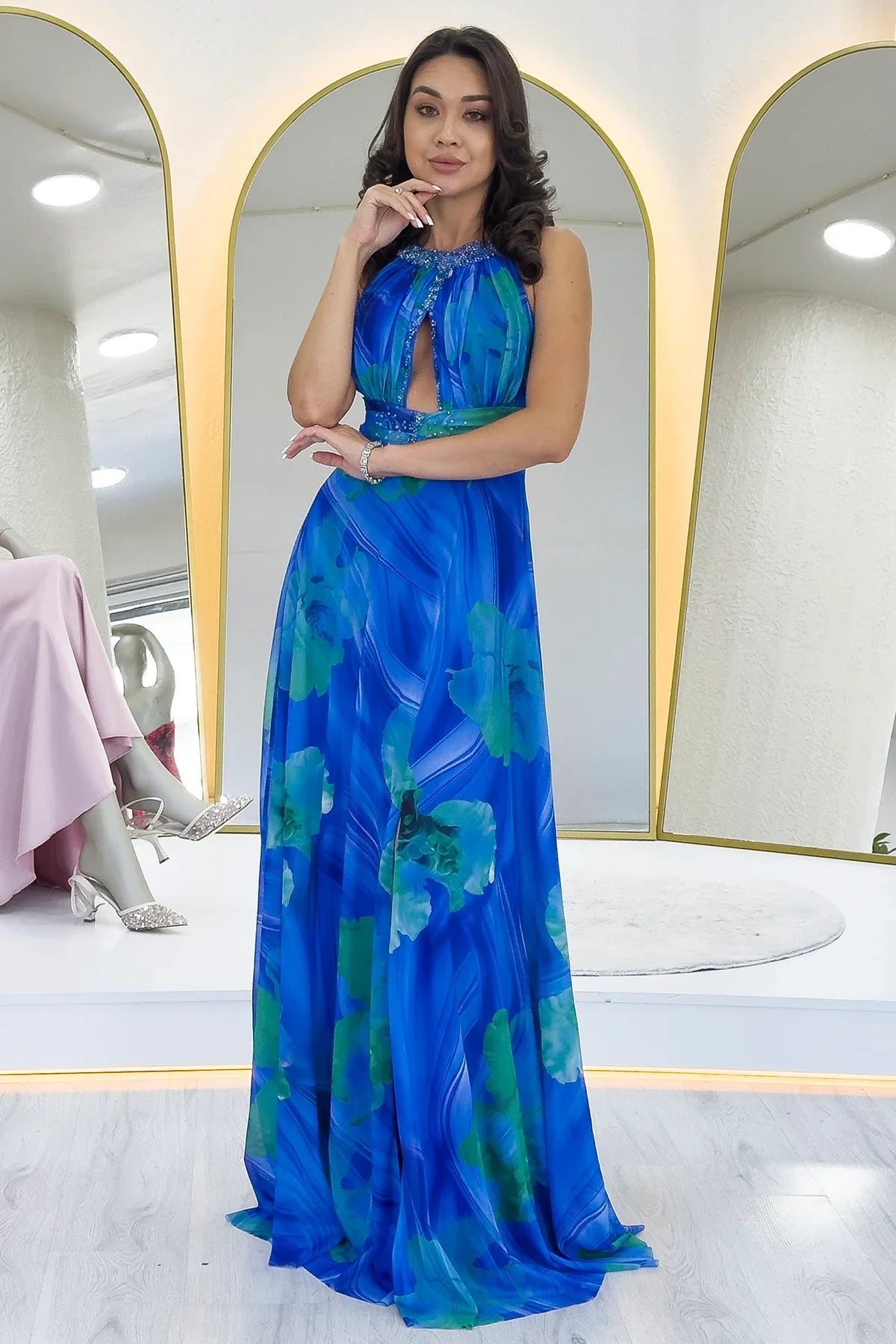 Saks Desenli Halter Yaka Boncuk Detaylı Yırtmaçlı Abiye Elbise 