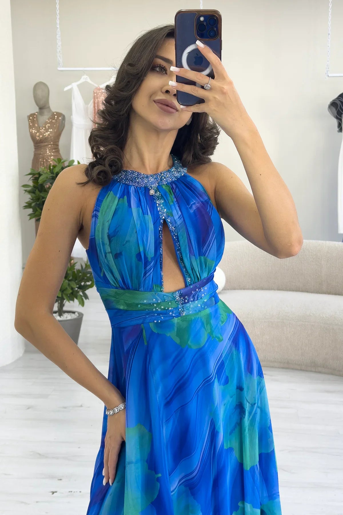 Saks Desenli Halter Yaka Boncuk Detaylı Yırtmaçlı Abiye Elbise 