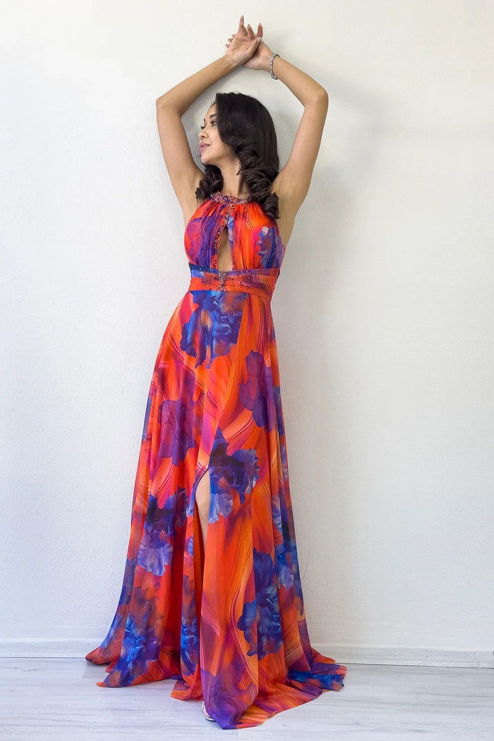 Turuncu Desenli Halter Yaka Boncuk Detaylı Yırtmaçlı Abiye Elbise