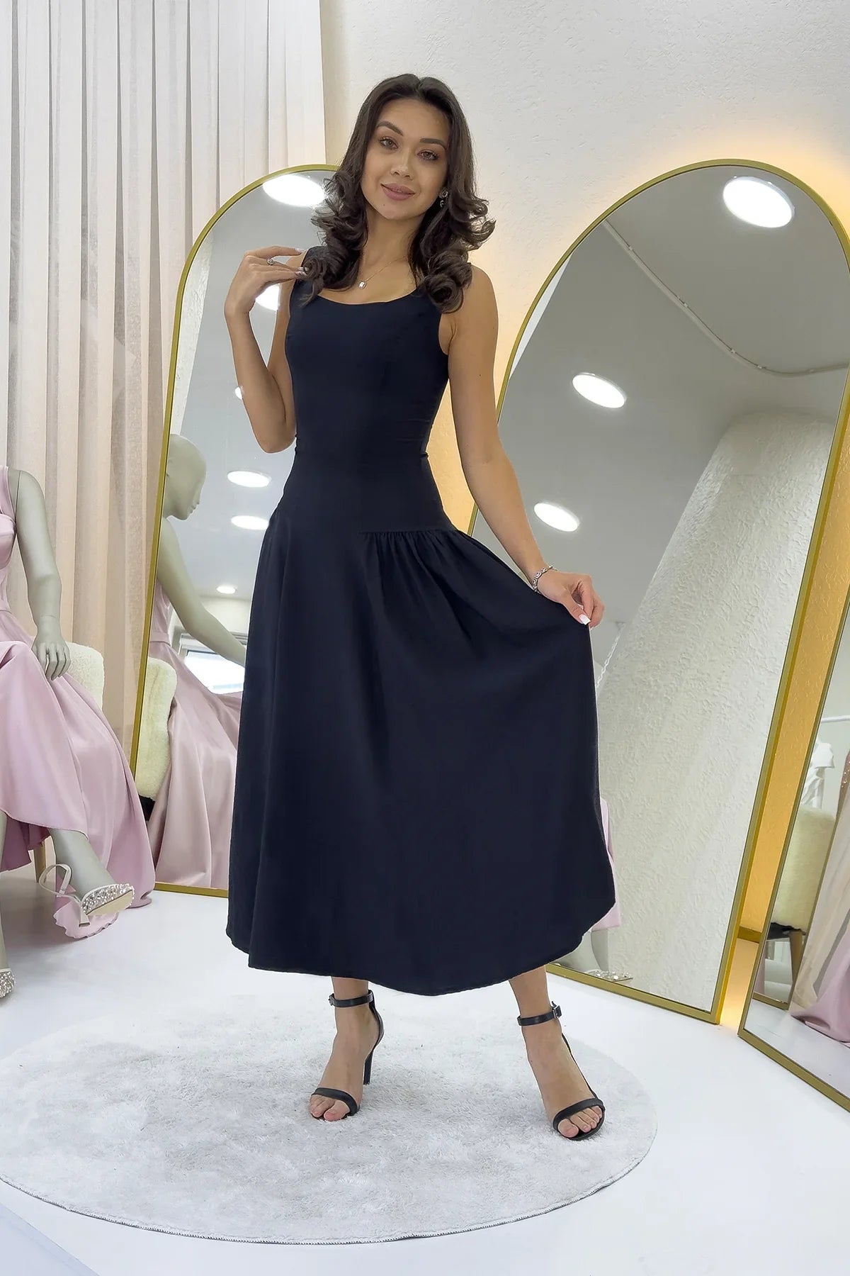 Siyah Kare Yaka Kalın Askılı Kloş Elbise