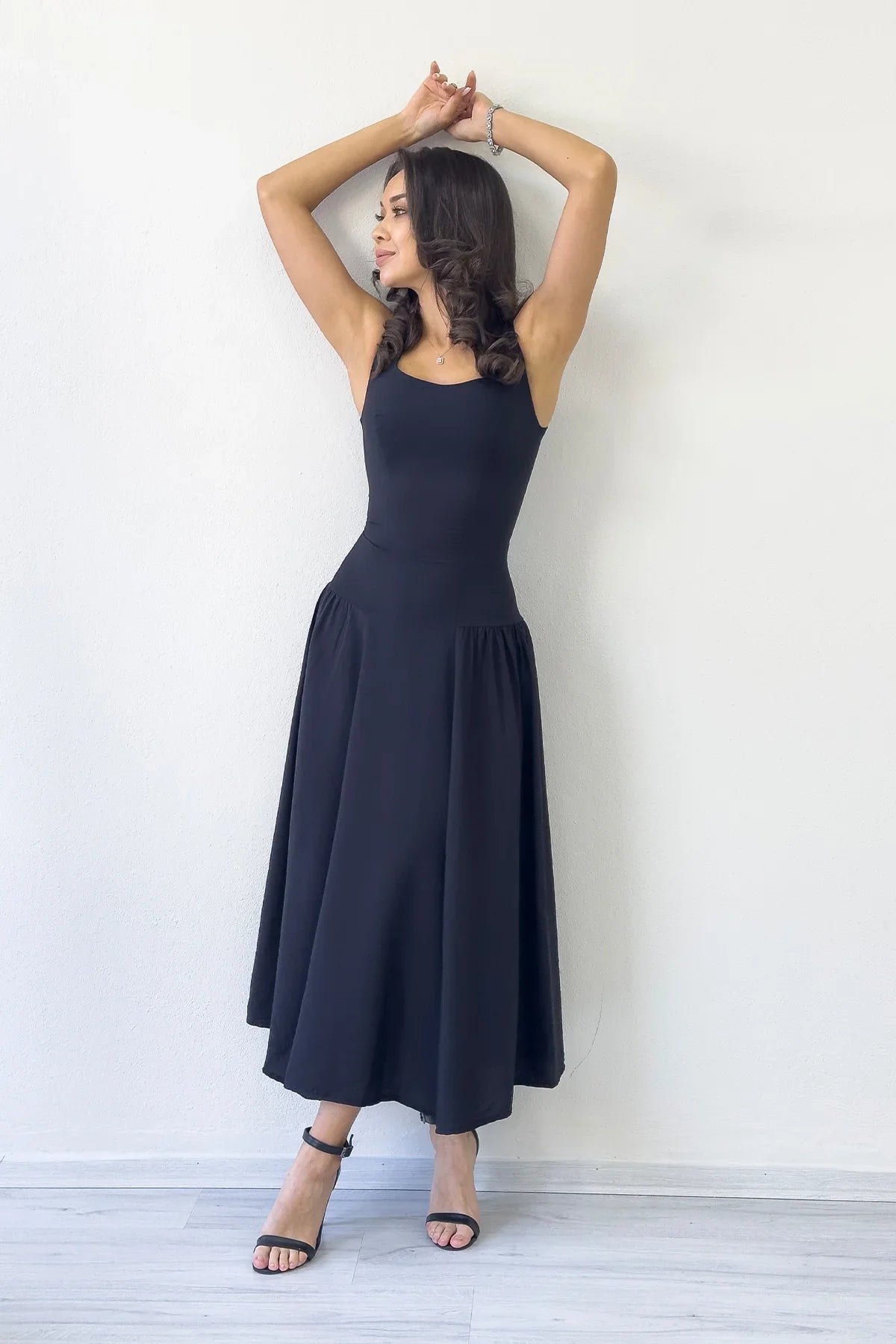 Siyah Kare Yaka Kalın Askılı Kloş Elbise