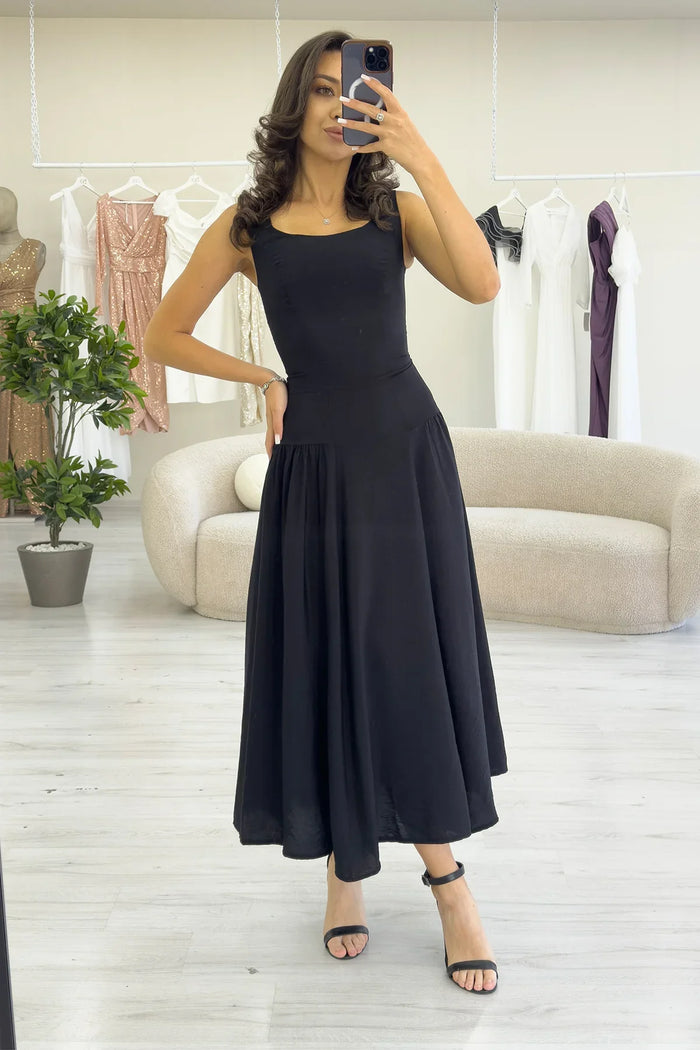 Siyah Kare Yaka Kalın Askılı Kloş Elbise