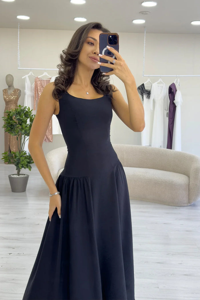 Siyah Kare Yaka Kalın Askılı Kloş Elbise