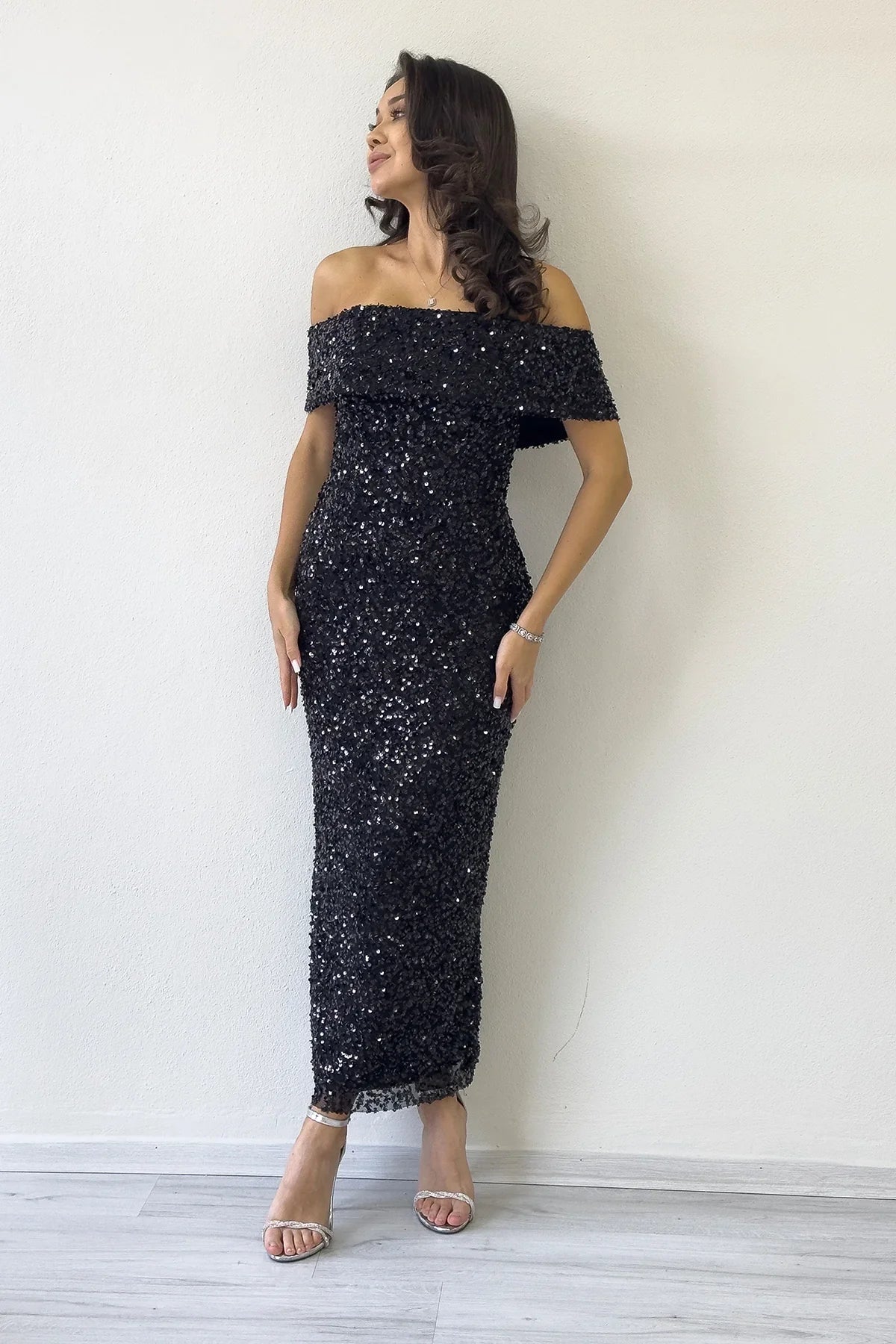 Kadın Siyah Madonna Yaka Pul İşlemeli Kalem Midi Boy Abiye Elbise 