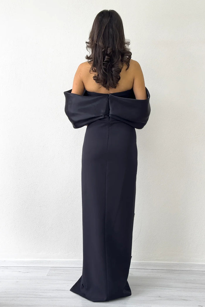 Siyah Kayık Yaka Boncuk Detay Yırtmaçlı Abiye Elbise