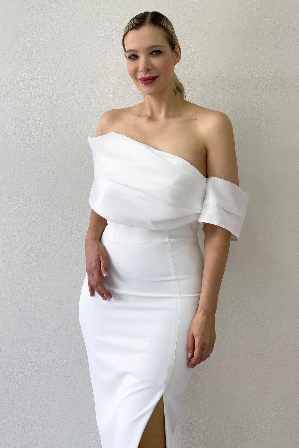 Beyaz Drape Yaka Düşük Kol Yırtmaçlı Uzun Nikah Abiye Elbise 