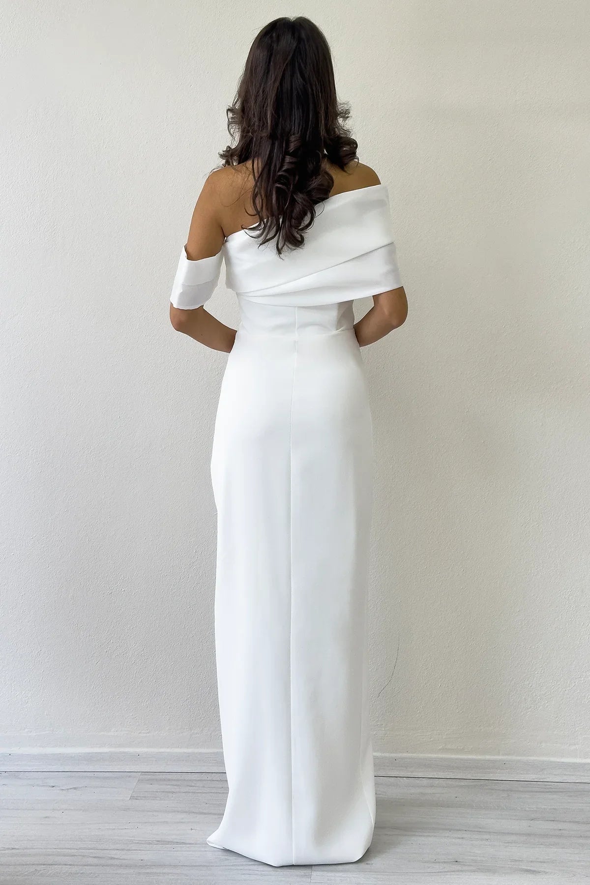 Beyaz Drape Yaka Düşük Kol Yırtmaçlı Uzun Nikah Abiye Elbise 