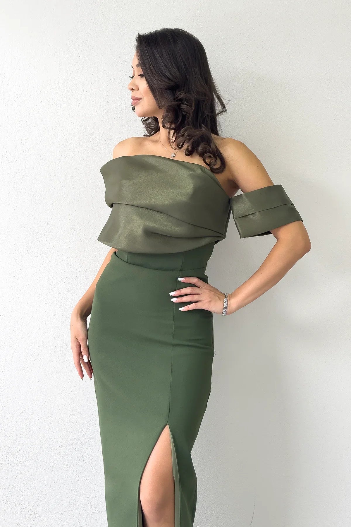 Haki Drape Yaka Düşük Kol Yırtmaçlı Uzun Nikah Abiye Elbise