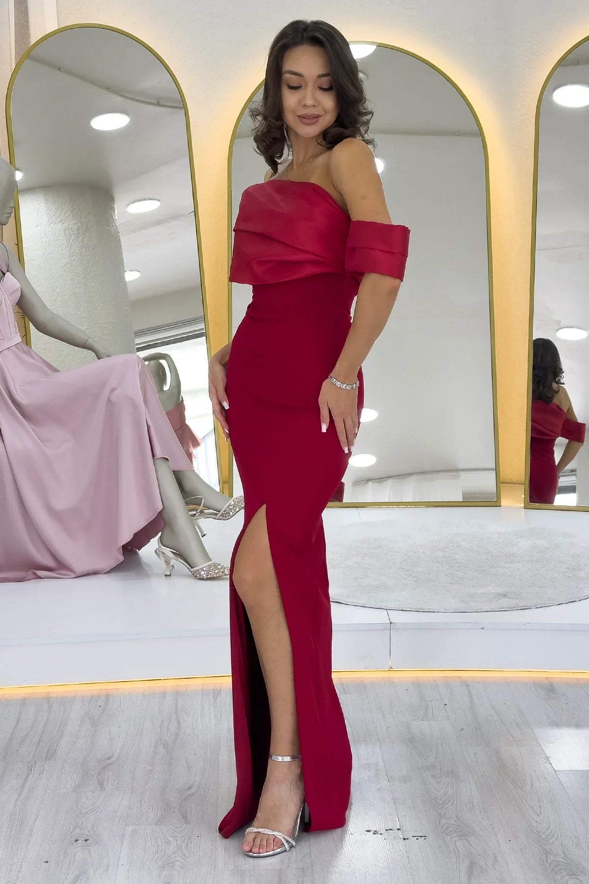 Kırmızı Drape Yaka Düşük Kol Yırtmaçlı Uzun Abiye Elbise