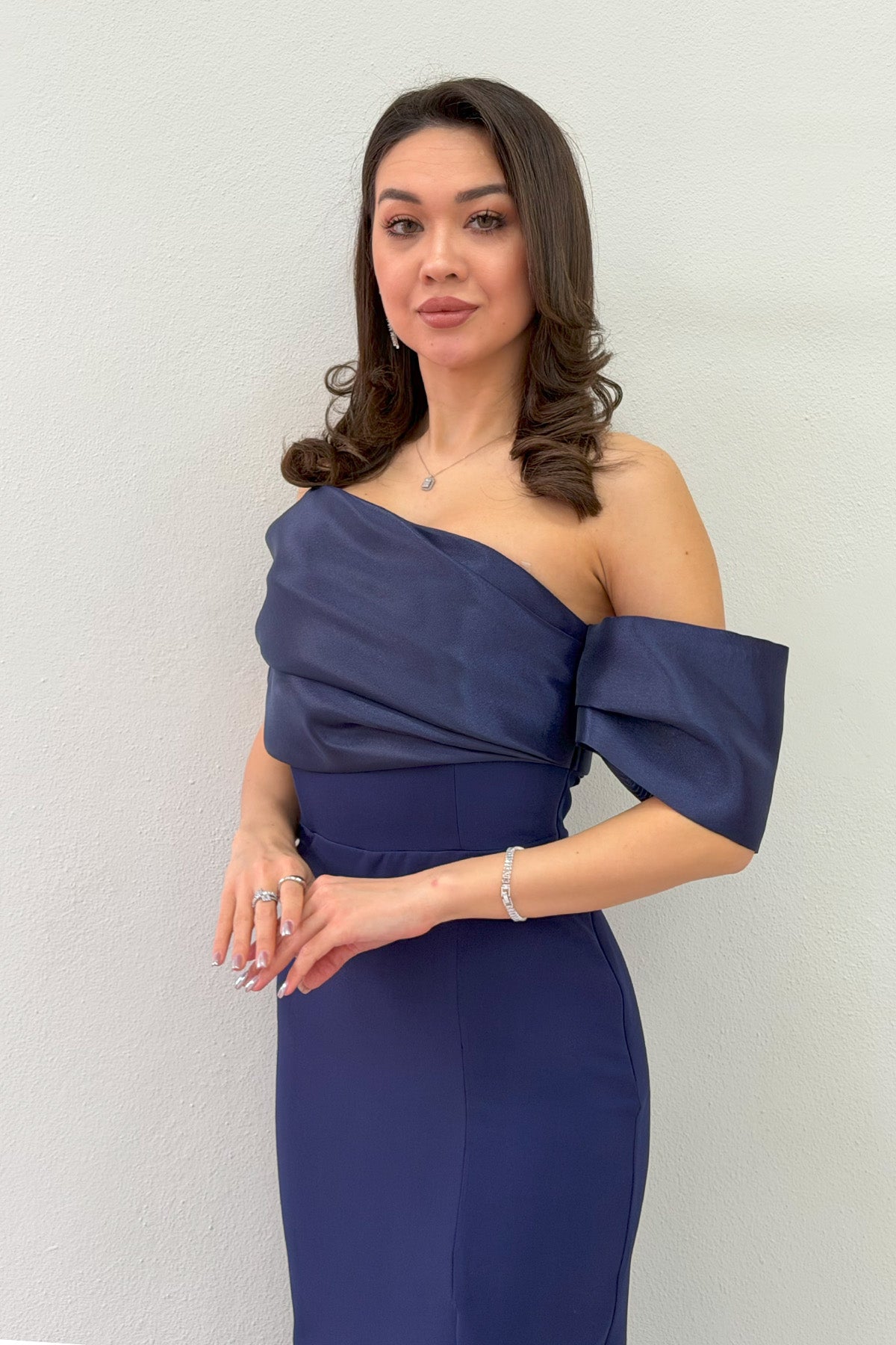 Lacivert Drape Yaka Düşük Kol Yırtmaçlı Uzun Abiye Elbise