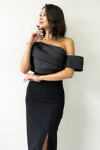 Siyah Drape Yaka Düşük Kol Yırtmaçlı Uzun Abiye Elbise