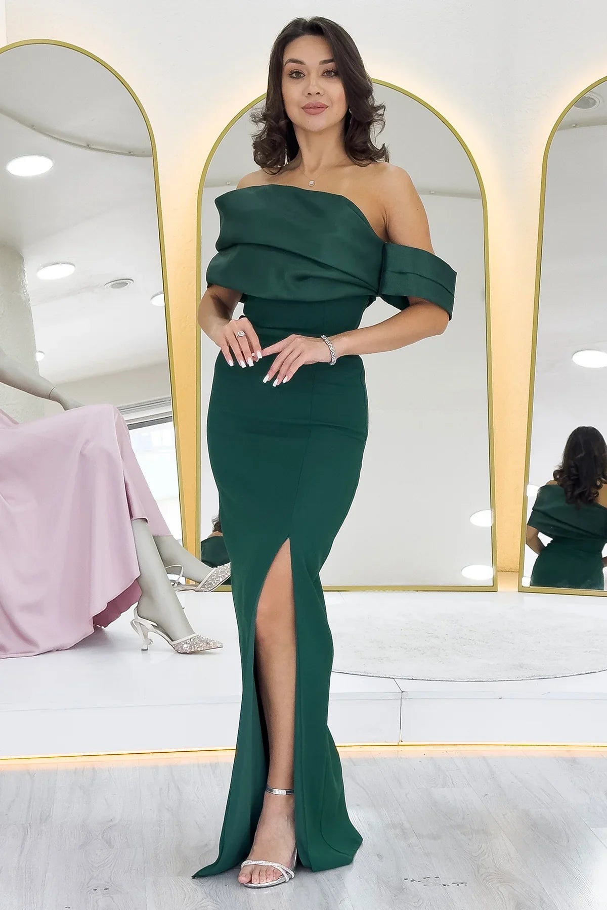 Yeşil Drape Yaka Düşük Kol Yırtmaçlı Uzun Abiye Elbise