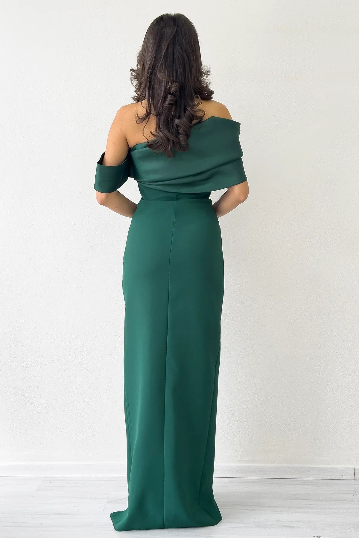 Yeşil Drape Yaka Düşük Kol Yırtmaçlı Uzun Abiye Elbise