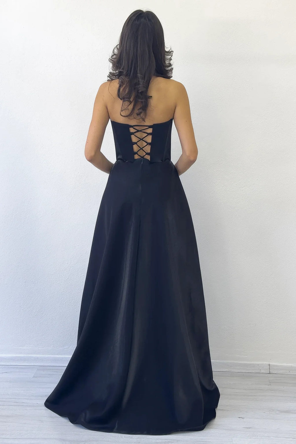 Siyah Straplez Korse Detaylı Boncuklu Sırt Dekolteli Abiye Elbise