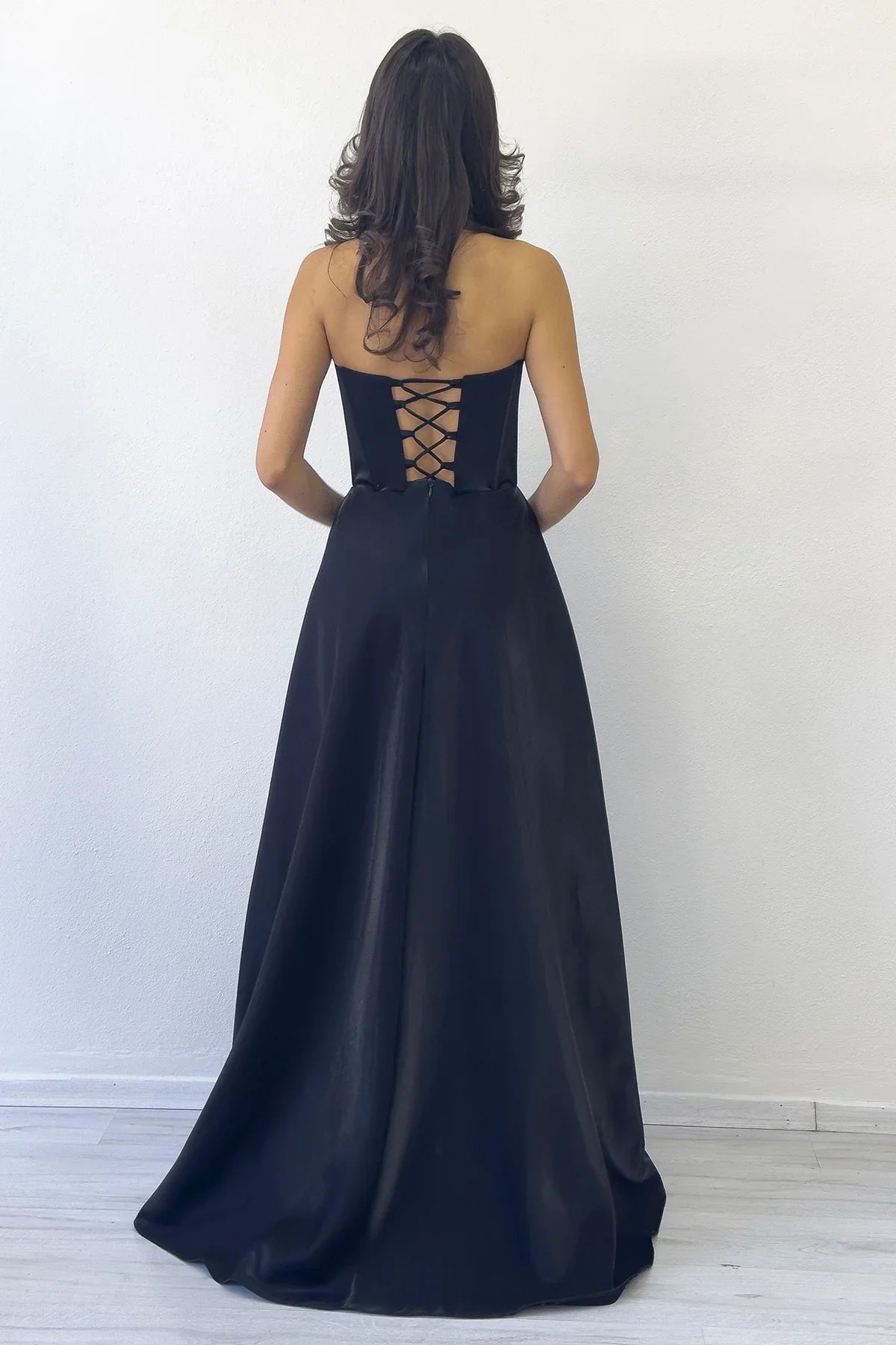 Siyah Straplez Korse Detaylı Boncuklu Sırt Dekolteli Abiye Elbise