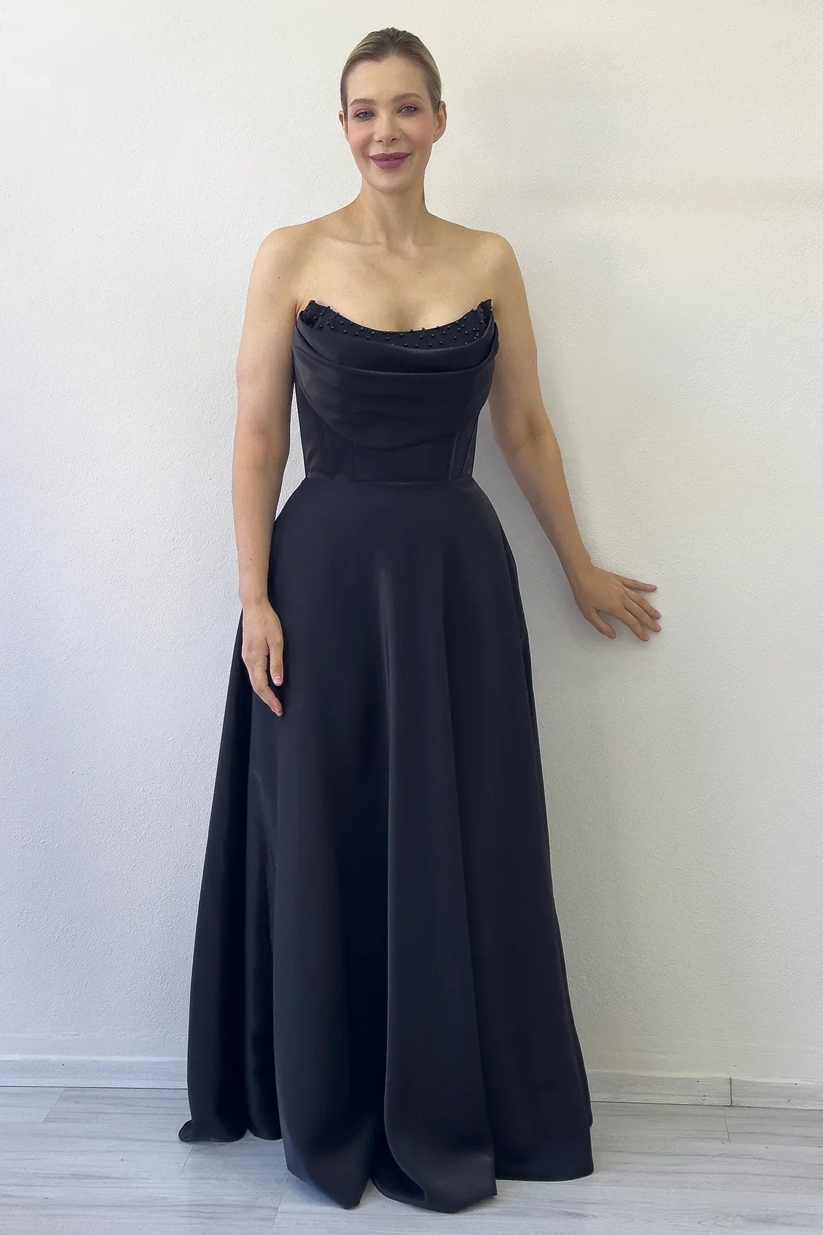 Siyah Straplez Korse Detaylı Boncuklu Sırt Dekolteli Abiye Elbise