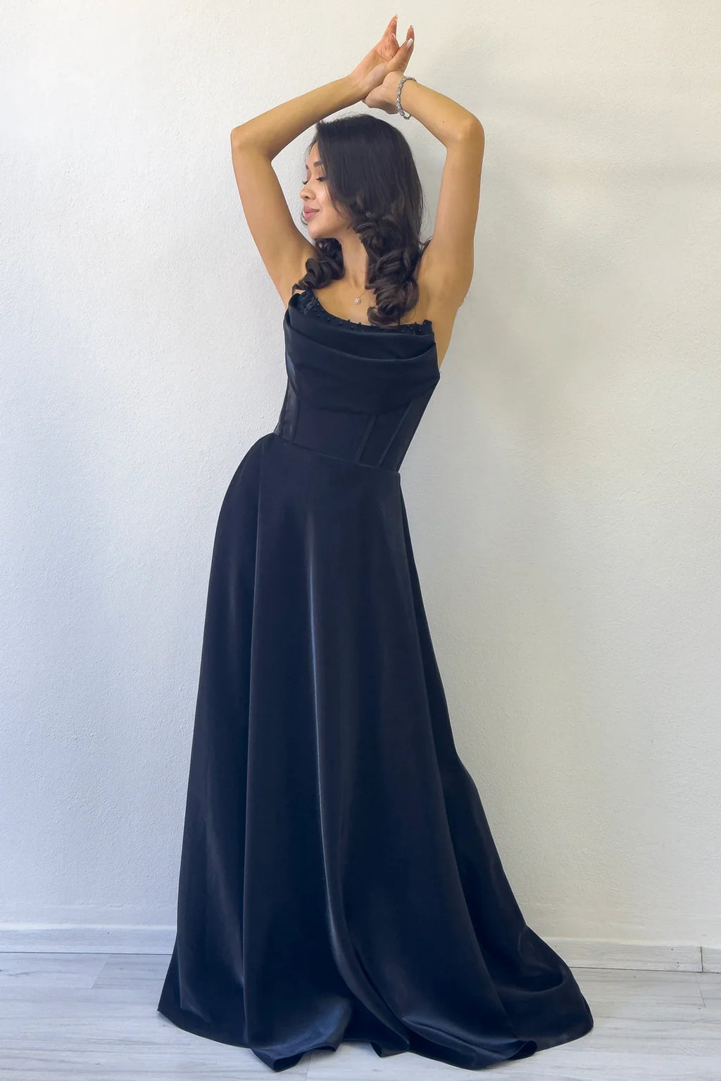 Siyah Straplez Korse Detaylı Boncuklu Sırt Dekolteli Abiye Elbise