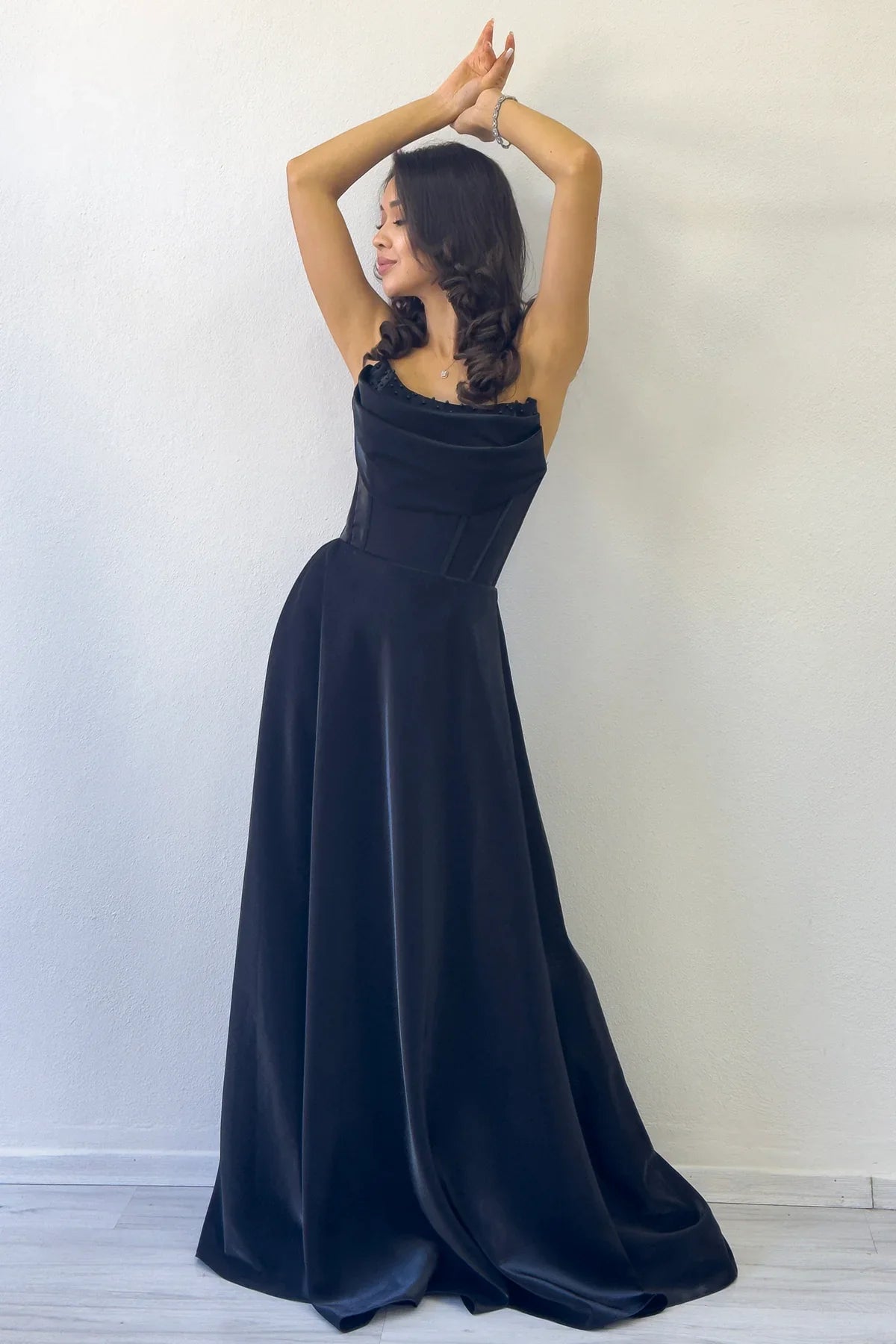 Siyah Straplez Korse Detaylı Boncuklu Sırt Dekolteli Abiye Elbise