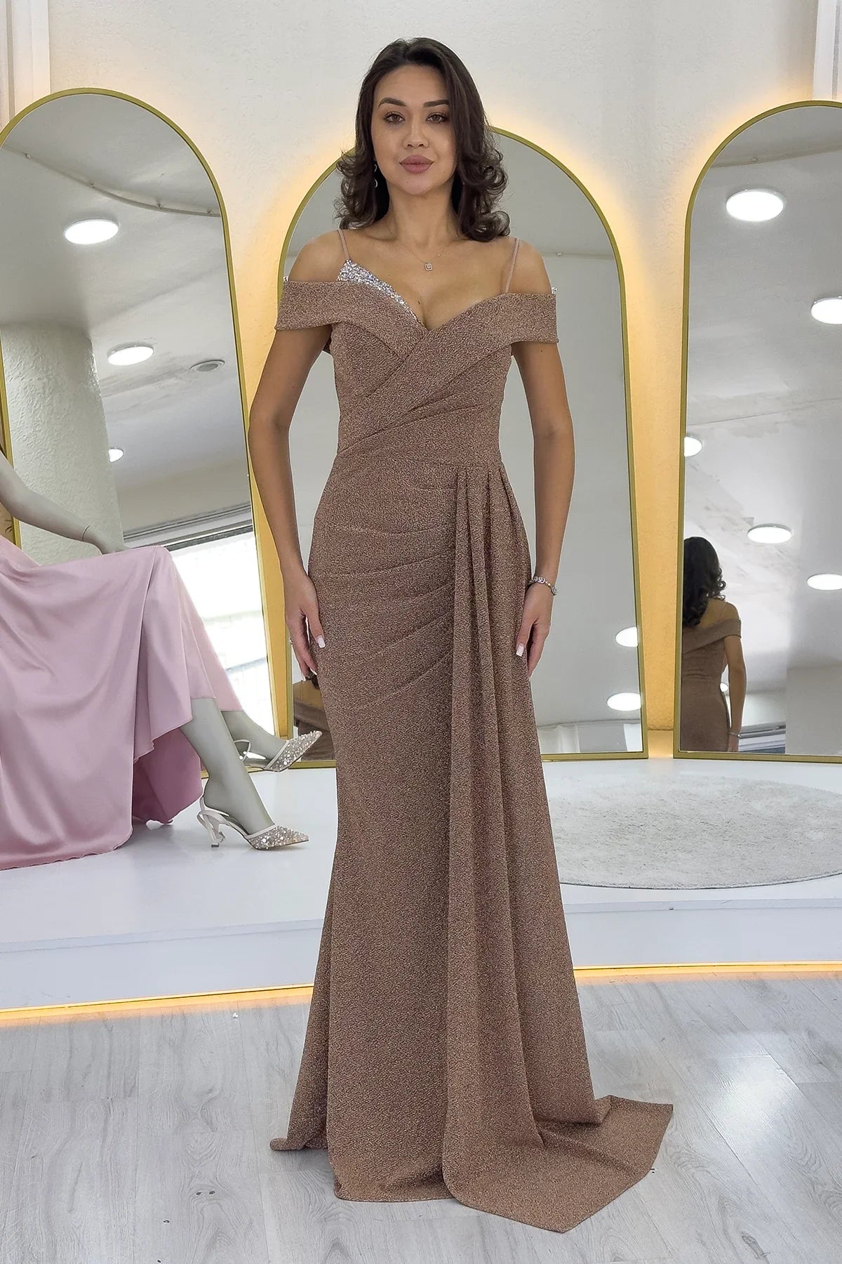 Kadın Gold Simli Askılı Düşük Omuz Taş Detaylı Yırtmaçlı Abiye Elbise 