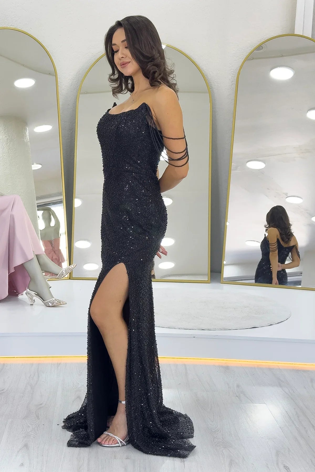 Siyah Straplez Boncuk İşlemeli Yırtmaçlı Abiye Elbise 