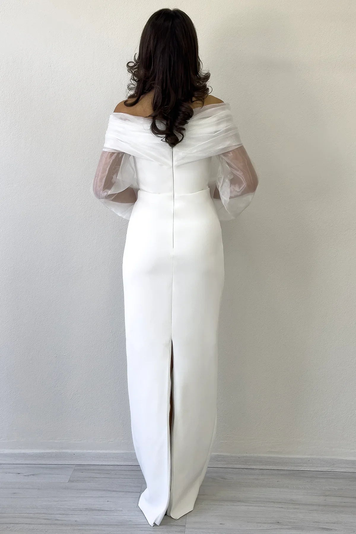 Beyaz Şifon Kol Detaylı Düşük Omuz Balık Abiye Elbise