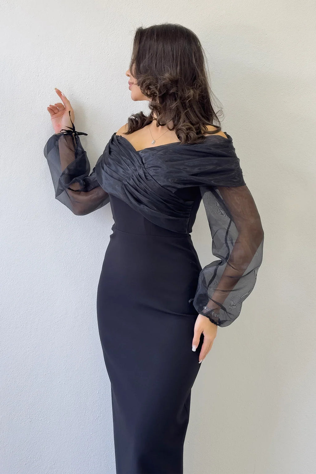 Siyah Şifon Kol Detaylı Düşük Omuz Balık Abiye Elbise