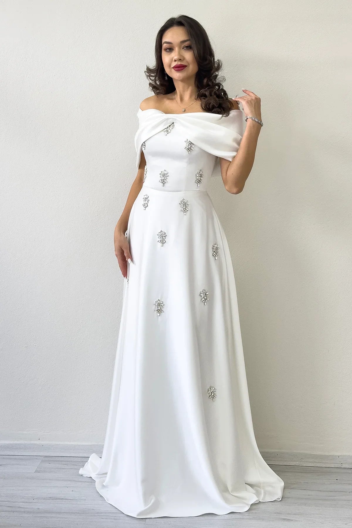 Beyaz Fiyonk Yaka Taş Detaylı Saten Abiye Elbise 