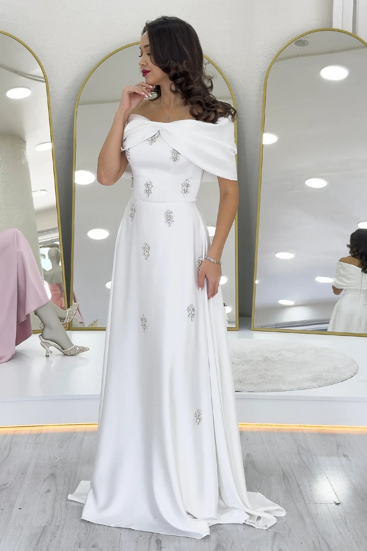 Beyaz Fiyonk Yaka Taş Detaylı Saten Abiye Elbise 