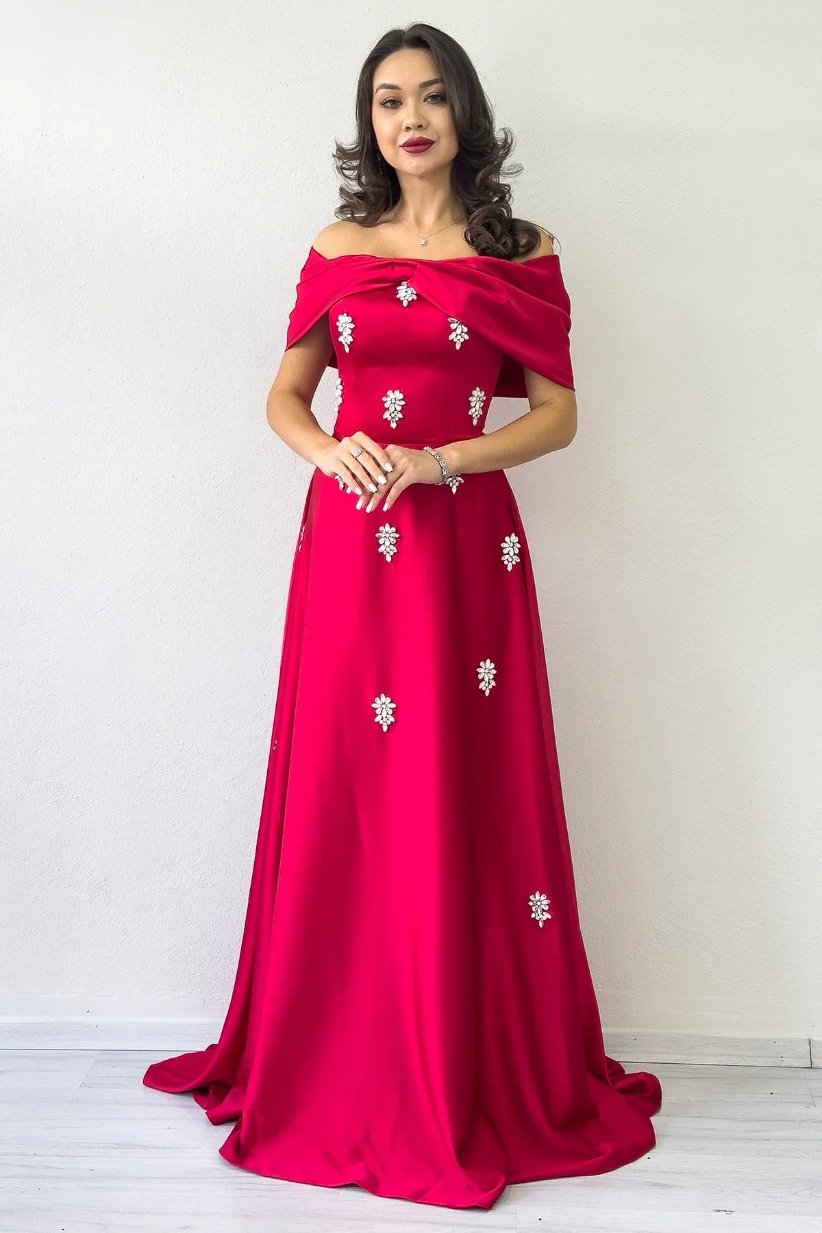  Kırmızı Fiyonk Yaka Taş Detaylı Saten Abiye Elbise 