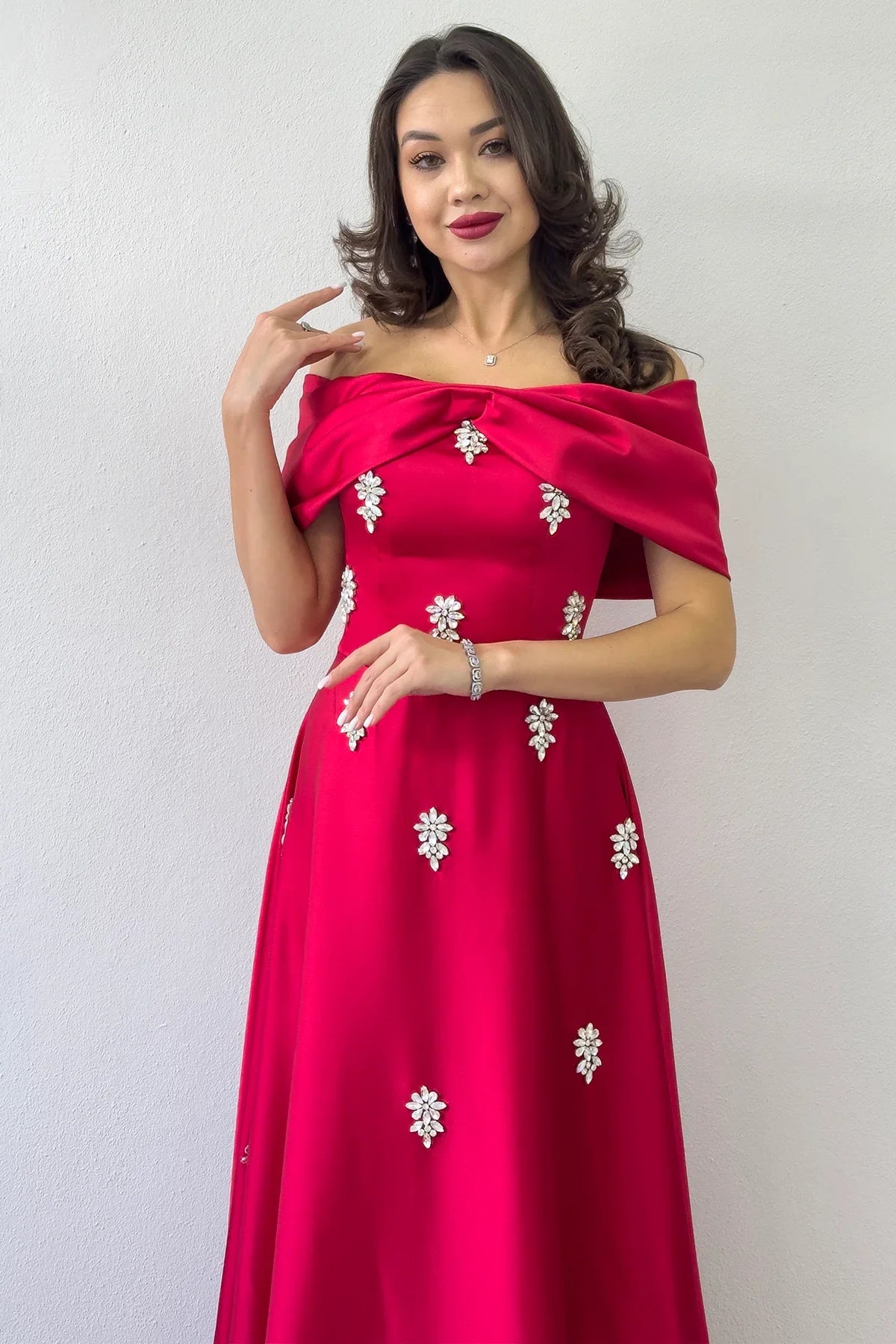  Kırmızı Fiyonk Yaka Taş Detaylı Saten Abiye Elbise 