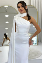 Beyaz Tek Omuz Şal Yaka Pelerin Kol Detaylı İnci İşlemeli Saten Abiye Elbise