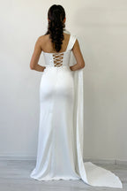 Beyaz Tek Omuz Şal Yaka Pelerin Kol Detaylı İnci İşlemeli Saten Abiye Elbise