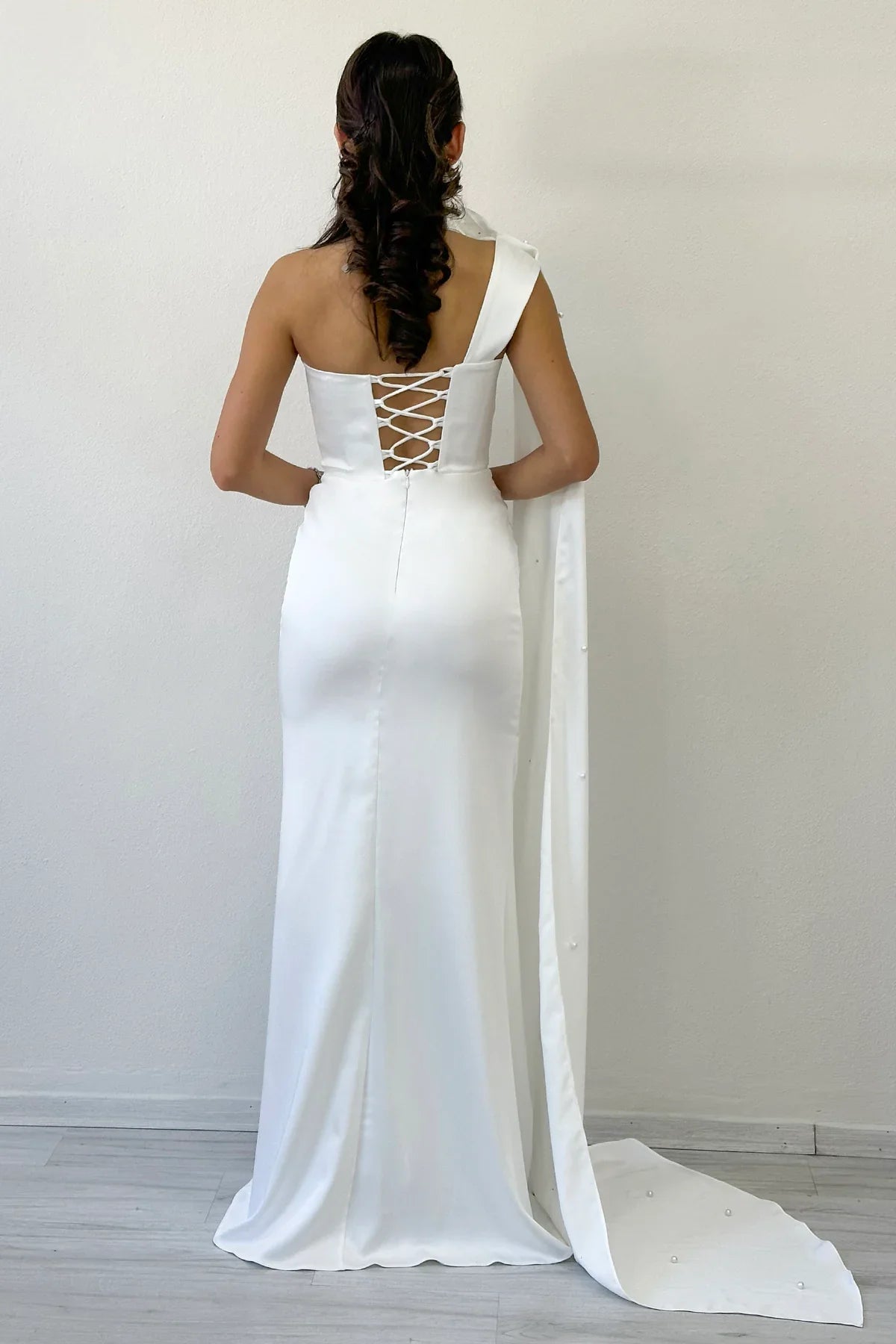 Beyaz Tek Omuz Şal Yaka Pelerin Kol Detaylı İnci İşlemeli Saten Abiye Elbise