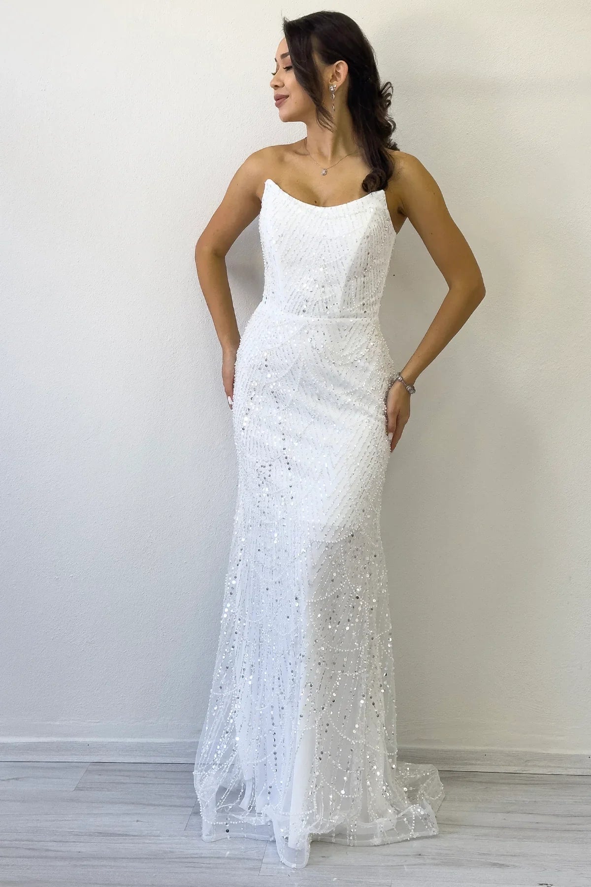 Kadın Beyaz Straplez Payet İşlemeli Uzun Abiye Elbise 