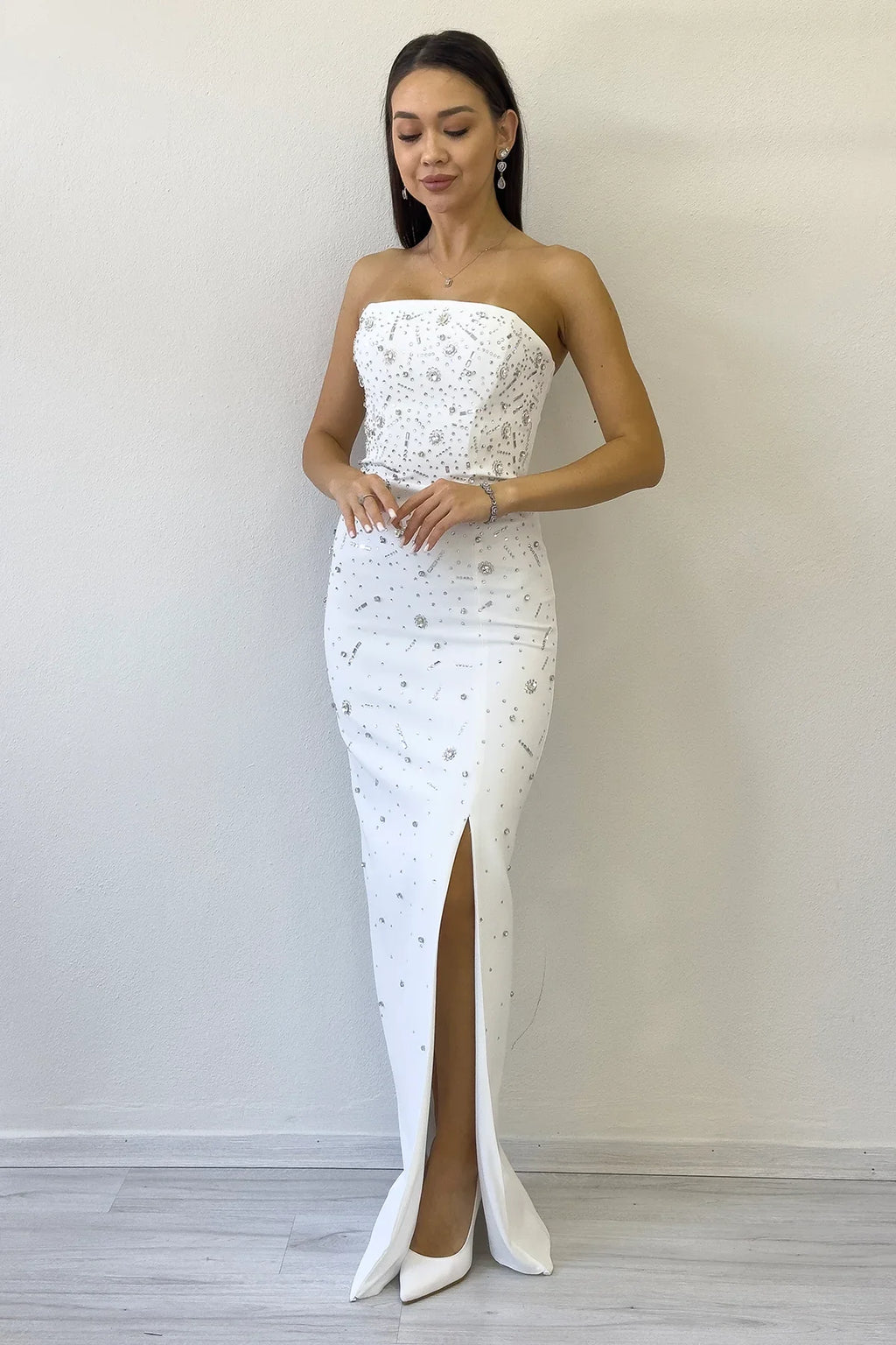 Kadın Beyaz Straplez Taş işlemeli Yırtmaçlı Abiye Elbise 