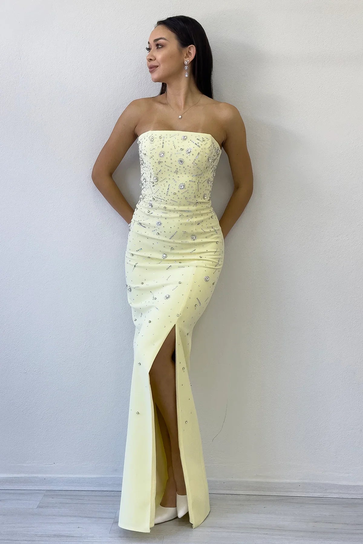 Kadın Sarı Straplez Taş işlemeli Yırtmaçlı Abiye Elbise 