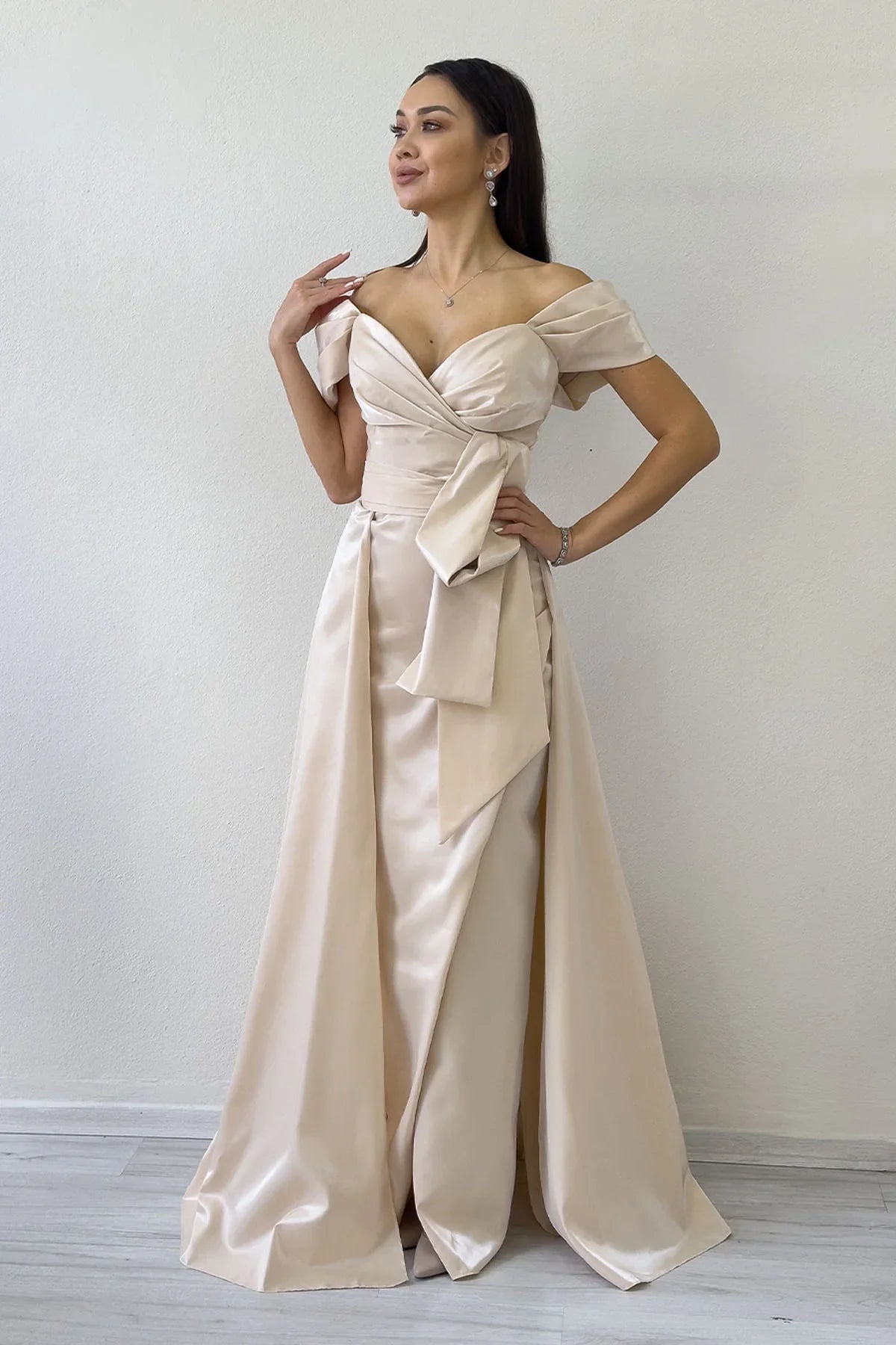 Bej Düşük Omuz Fiyonk Detay Kuyruklu Abiye Elbise 