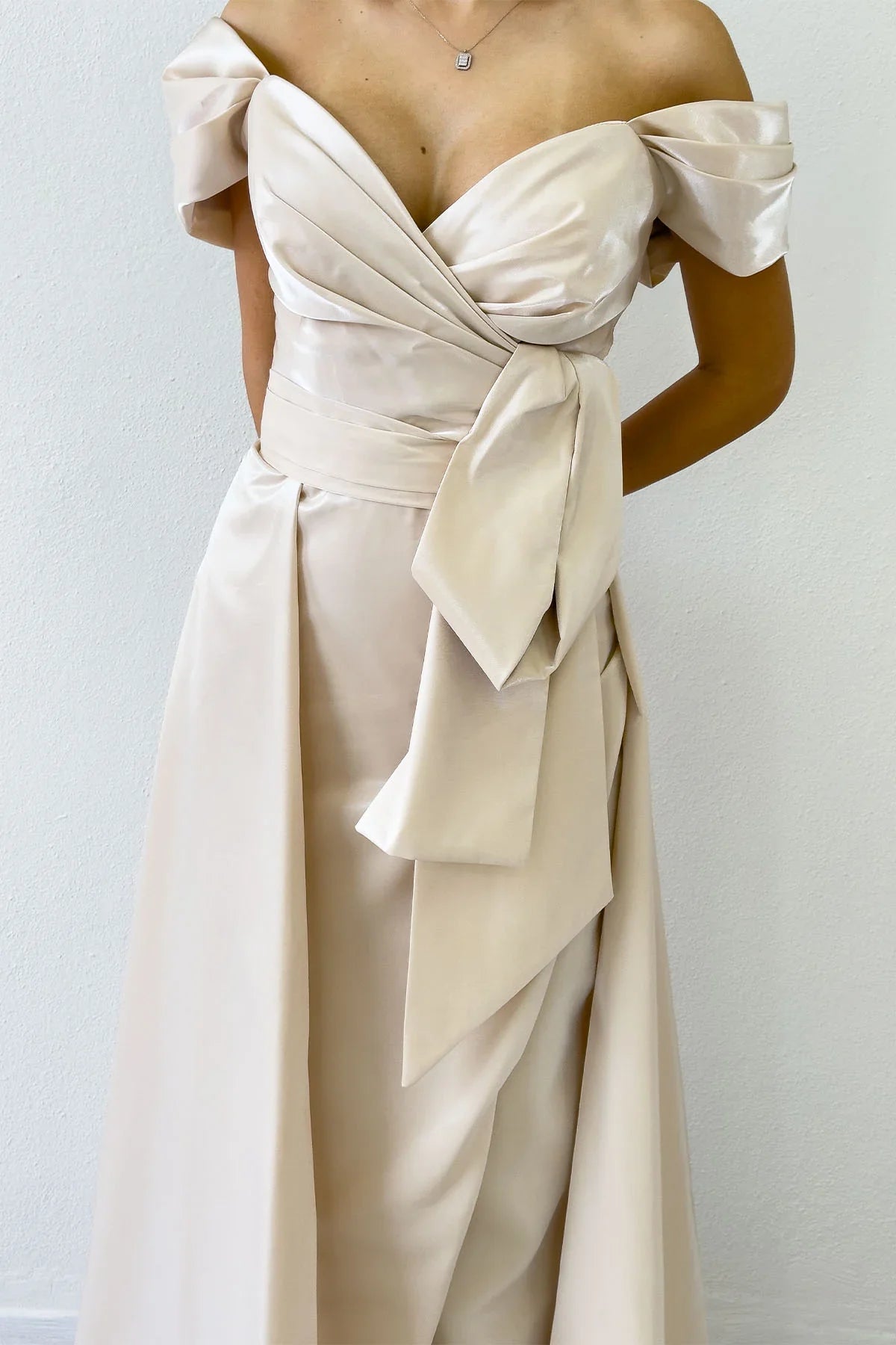 Bej Düşük Omuz Fiyonk Detay Kuyruklu Abiye Elbise 