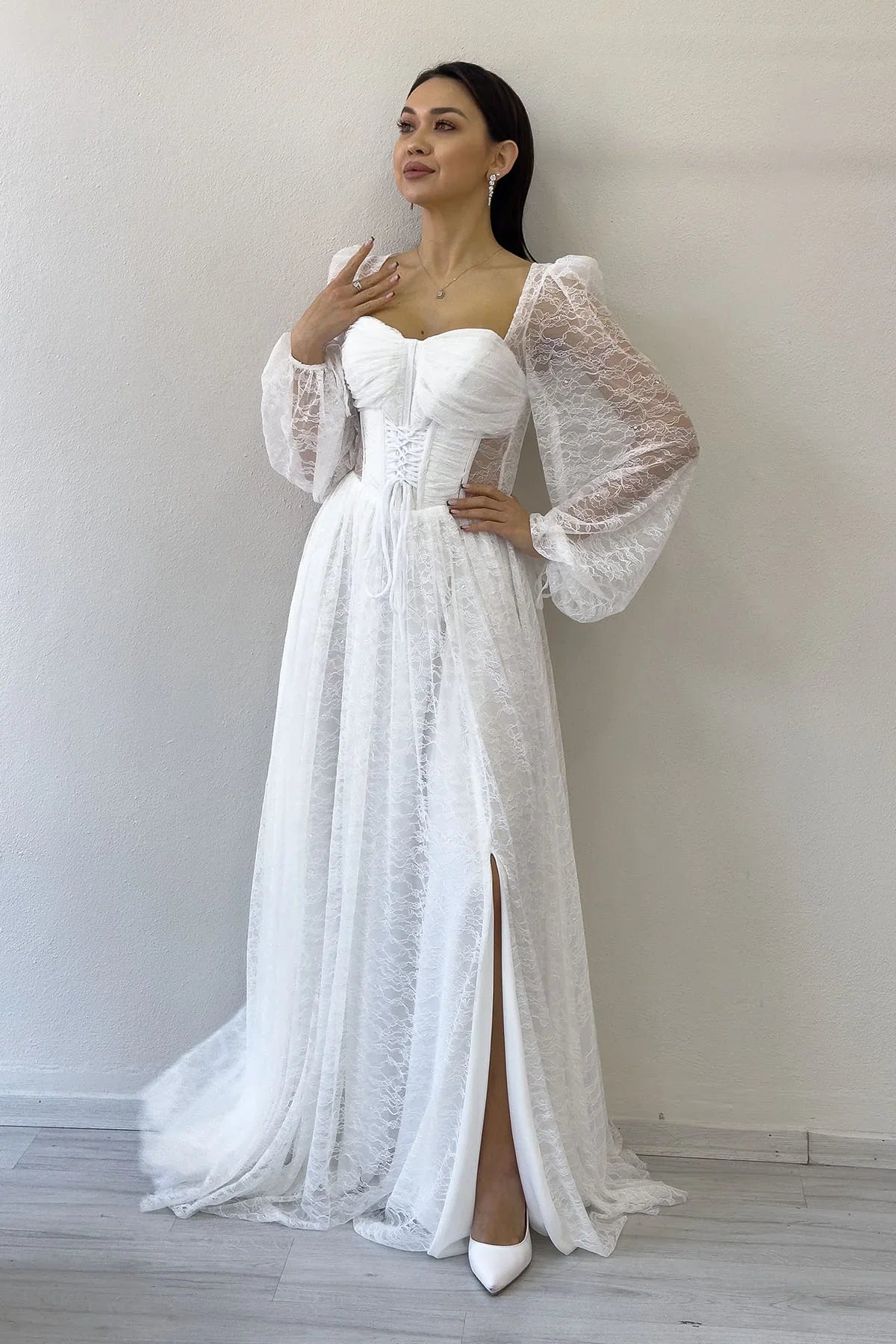 Beyaz Dantel Kumaş Korse Detaylı Uzun Yırtmaçlı Abiye Elbise