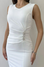 Beyaz Drapeli Broş Detaylı Midi Boy Kalem Elbise 