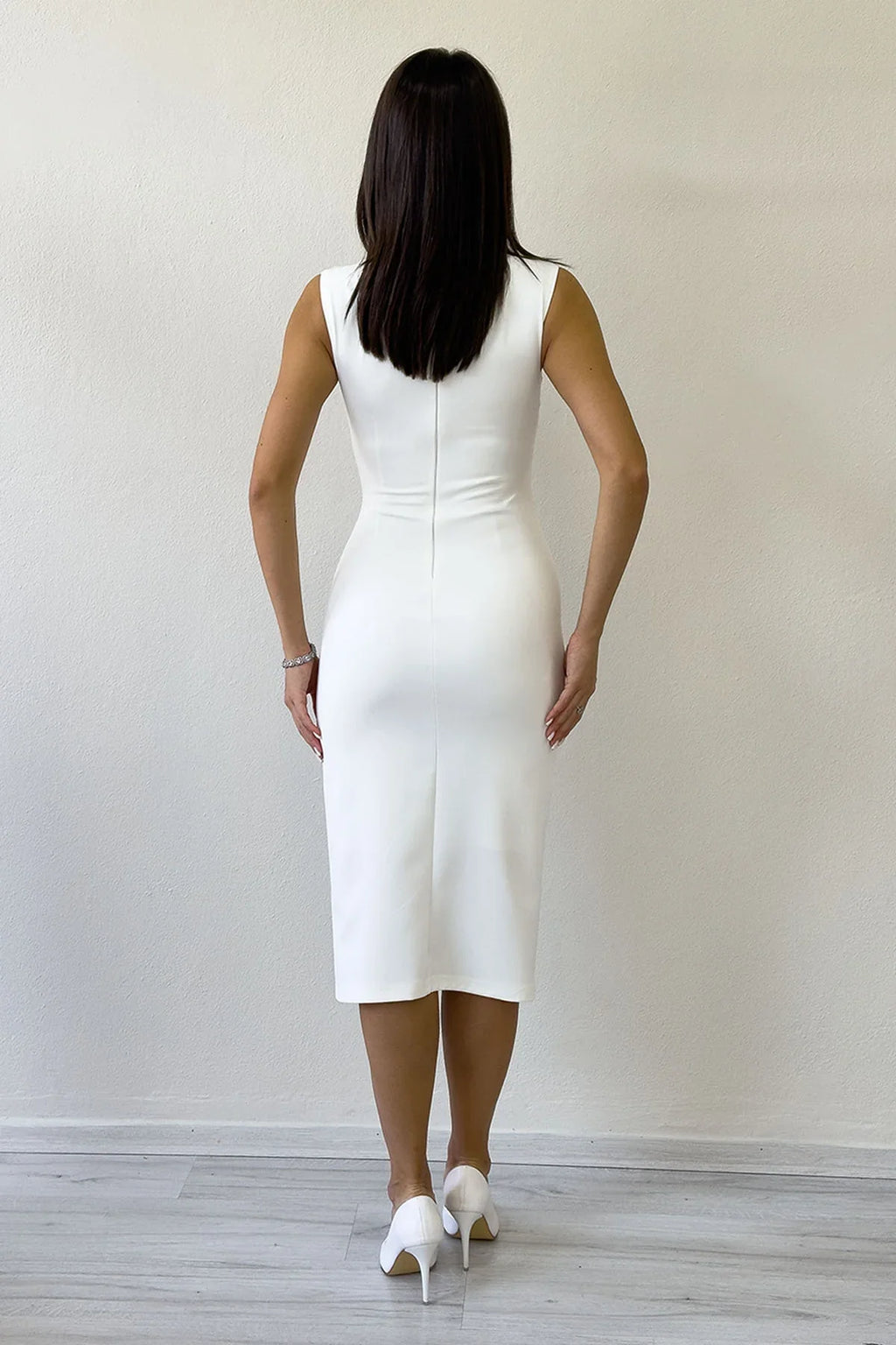 Beyaz Drapeli Broş Detaylı Midi Boy Kalem Elbise 